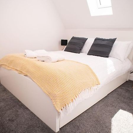 Orchid Lodge - Two Bed Generous Flat - Parking, Netflix, Wifi - Close To Blenheim Palace & Oxford - F4 Kidlington Exterior foto