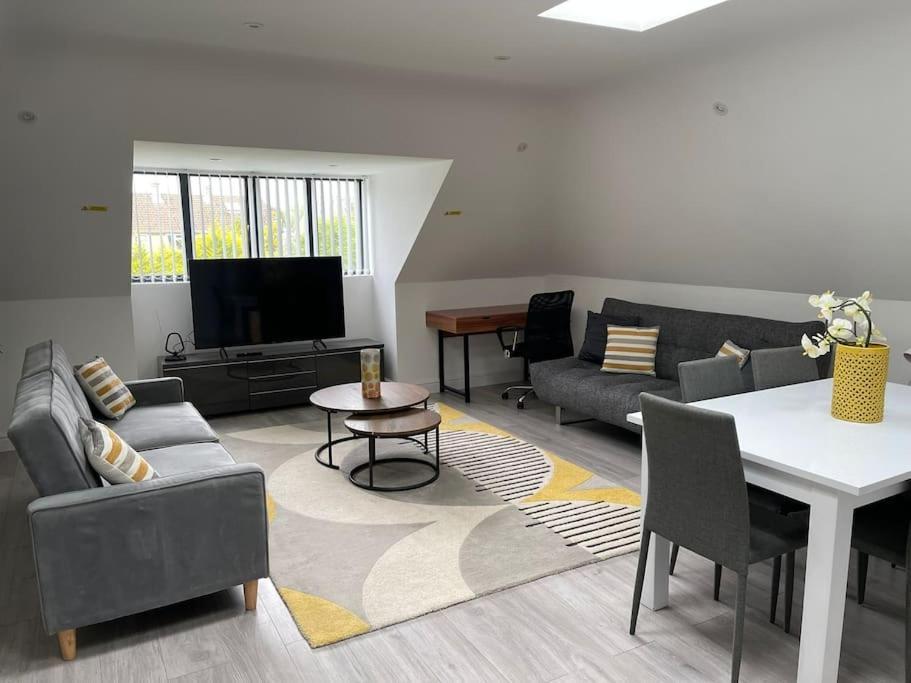 Orchid Lodge - Two Bed Generous Flat - Parking, Netflix, Wifi - Close To Blenheim Palace & Oxford - F4 Kidlington Exterior foto