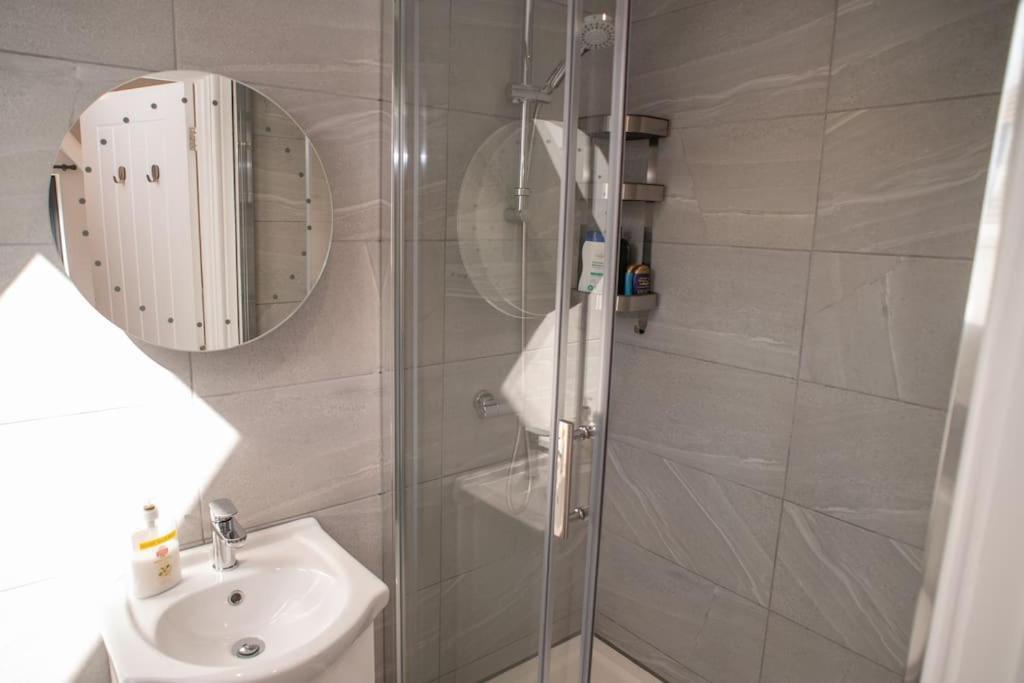 Orchid Lodge - Two Bed Generous Flat - Parking, Netflix, Wifi - Close To Blenheim Palace & Oxford - F4 Kidlington Exterior foto
