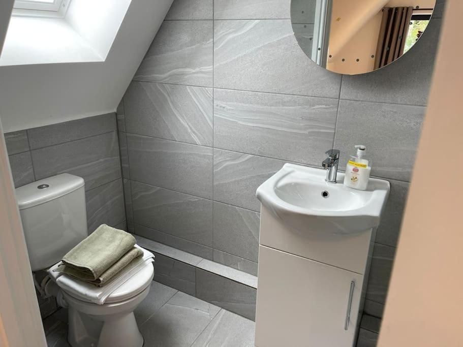 Orchid Lodge - Two Bed Generous Flat - Parking, Netflix, Wifi - Close To Blenheim Palace & Oxford - F4 Kidlington Exterior foto