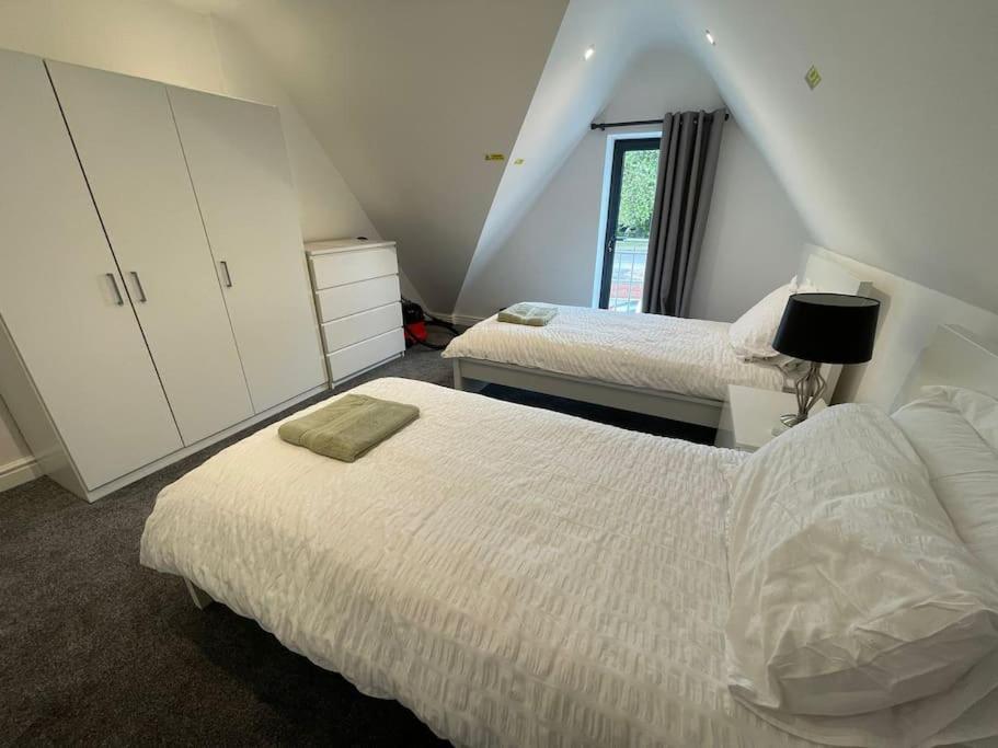 Orchid Lodge - Two Bed Generous Flat - Parking, Netflix, Wifi - Close To Blenheim Palace & Oxford - F4 Kidlington Exterior foto