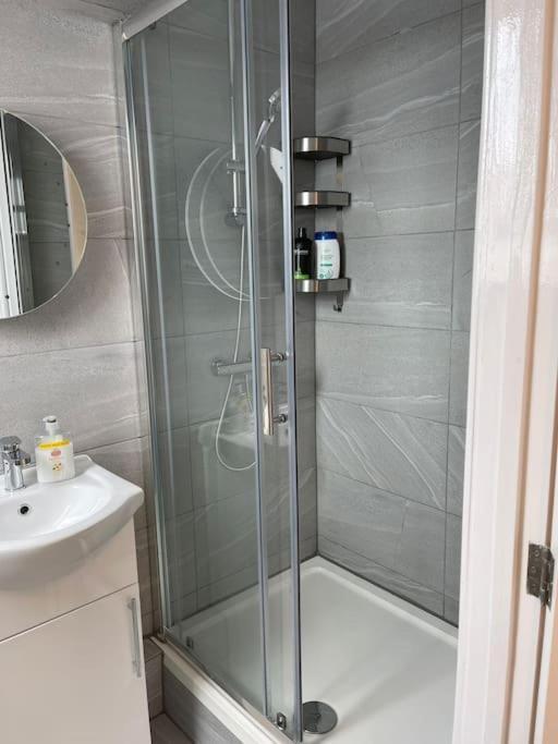 Orchid Lodge - Two Bed Generous Flat - Parking, Netflix, Wifi - Close To Blenheim Palace & Oxford - F4 Kidlington Exterior foto