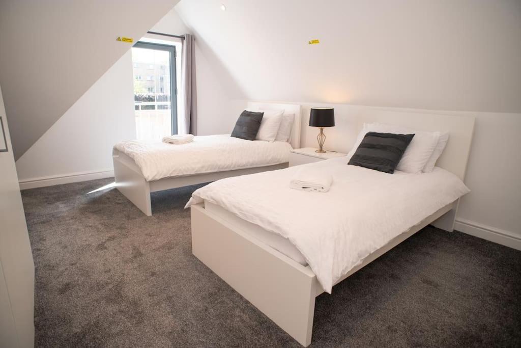 Orchid Lodge - Two Bed Generous Flat - Parking, Netflix, Wifi - Close To Blenheim Palace & Oxford - F4 Kidlington Exterior foto