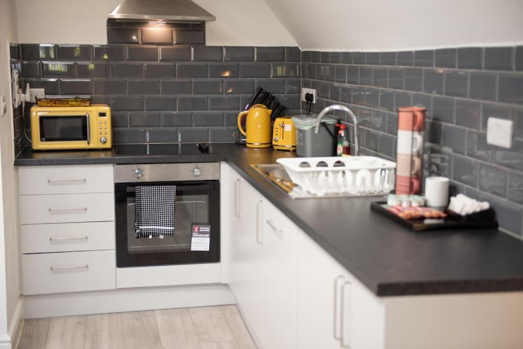 Orchid Lodge - Two Bed Generous Flat - Parking, Netflix, Wifi - Close To Blenheim Palace & Oxford - F4 Kidlington Exterior foto