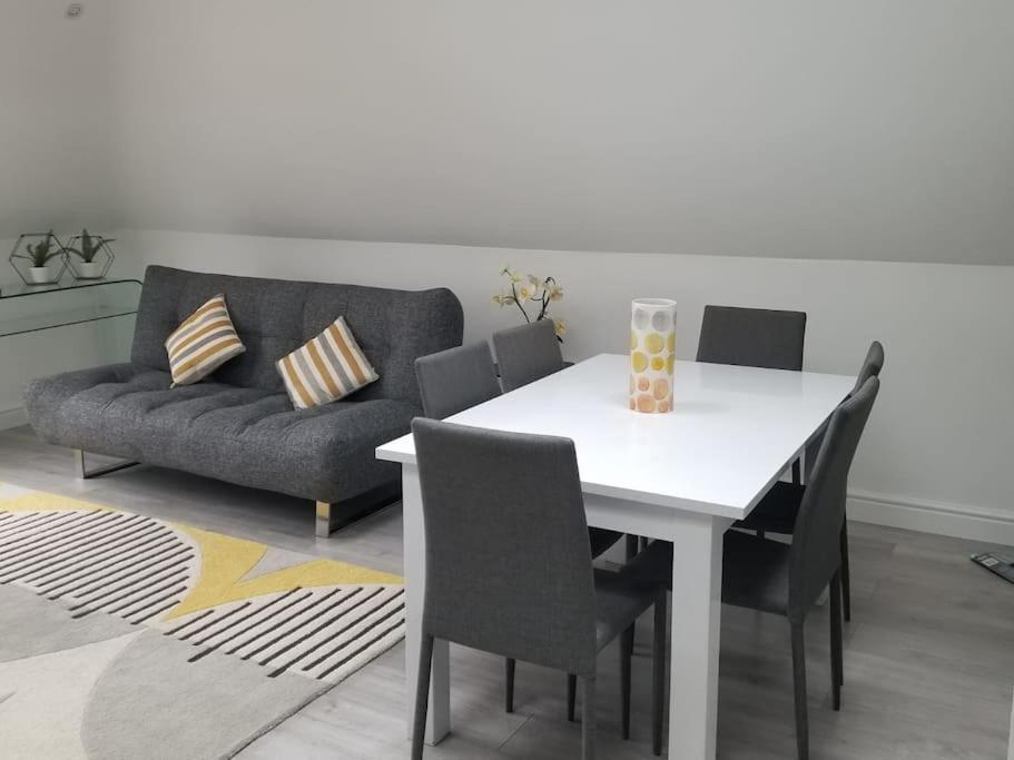 Orchid Lodge - Two Bed Generous Flat - Parking, Netflix, Wifi - Close To Blenheim Palace & Oxford - F4 Kidlington Exterior foto