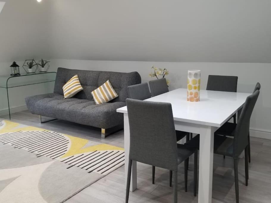 Orchid Lodge - Two Bed Generous Flat - Parking, Netflix, Wifi - Close To Blenheim Palace & Oxford - F4 Kidlington Exterior foto